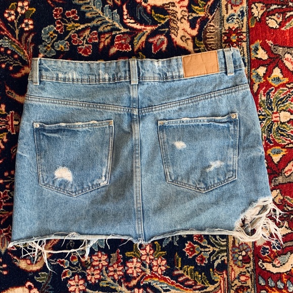 Zara Destroyed Denim Raw Hem Mini - Picture 2 of 2